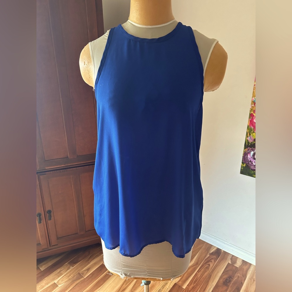 Ladies sleeveless summer dress/casual top. Keyhole back, pearl button. EUC Sz M